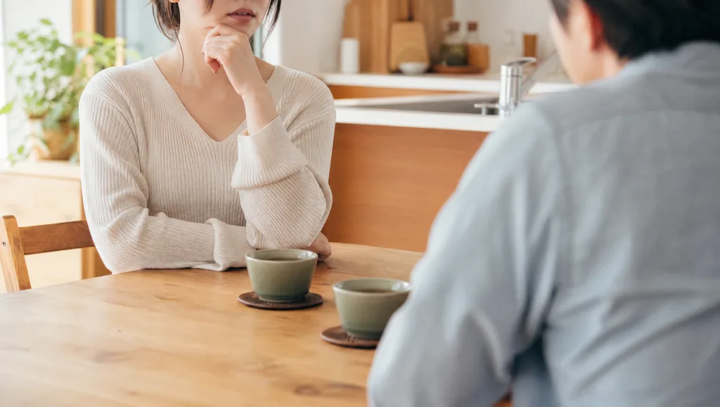 実家のキッチンでお茶を飲みながら考える写真風イメージ